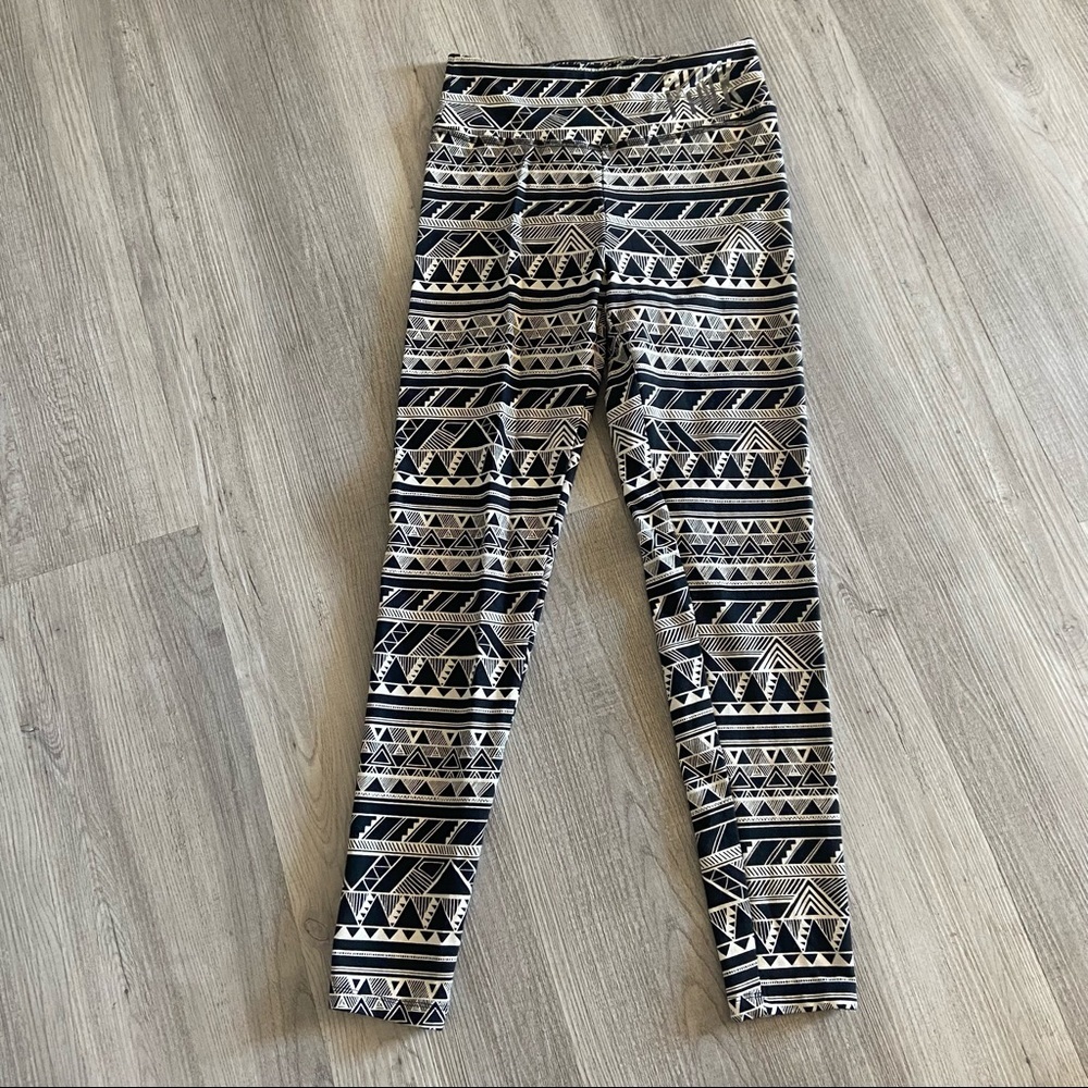 Victoria Secret PINK Aztec Black & White Leggings Size S Women’s